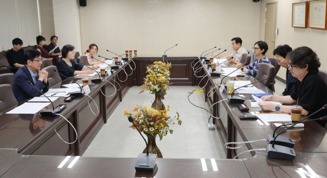 부산일보와 부산미술협회가 공동으로 추진하는 미술문화예술 사회공헌 프로젝트인 ‘2026 우리집 미술관 프로젝트’ 운영위 회의가 지난 8월 13일 부산일보사 회의실에서 열렸다. 이재찬 기자 chan@