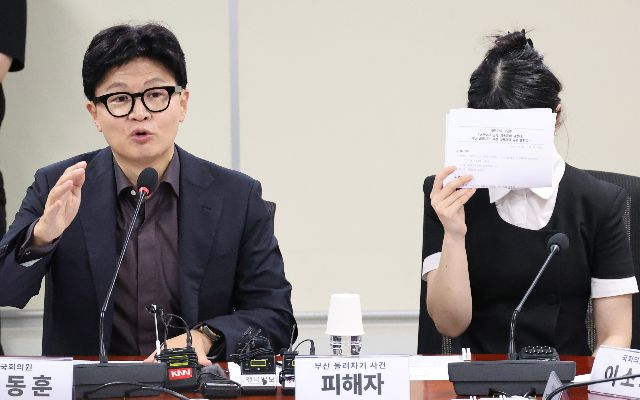 무소속 한동훈 의원이 4일 국회 의원회관에서 열린 ‘보완수사권 폐지 지옥문이 열렸다’ 토론회에서 발언하고 있다. 한 의원 오른편은 ‘부산 돌려차기 사건’ 피해자 김진주(가명) 씨. 연합뉴스