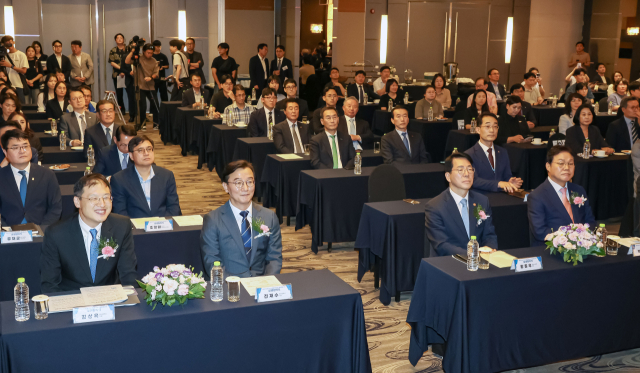 전재수 부산시장, 김상욱 울산시장, 박완수 경남도지사, 황종우 해양수산부 장관이 13일 부산 중구 코모도호텔에서 열린 해양수도권 조성 및 공동 투자유치 활성화를 위한 상생협약식에 참석했다. 김종진 기자 kjj1761@
