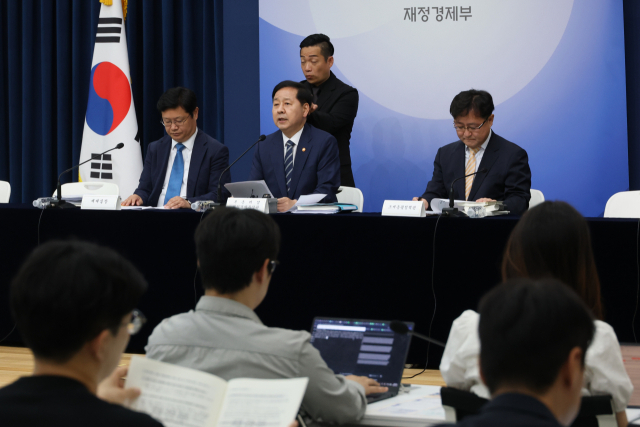 구윤철(가운데) 부총리 겸 재정경제부 장관이 지난달 30일 세종시 정부세종청사에서 2026년 세제 개편안에 대해 브리핑하고 있다. 연합뉴스