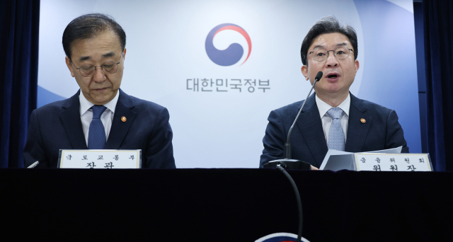 이억원(오른쪽) 금융위원회 위원장이 13일 정부서울청사에서 전월세 및 매매시장 안정을 위한 주택 신속공급 방안 및 부동산 시장 안정을 위한 금융 종합대책을 발표하고 있다. 연합뉴스