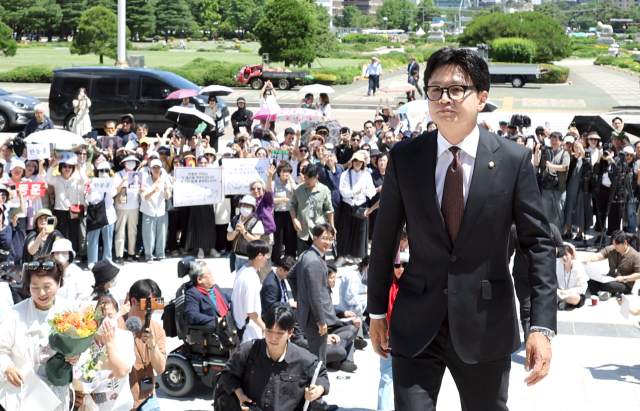 무소속 한동훈 의원이 지난 6월 지지자들의 응원을 받으며 국회 본회의장에 입장하고 있다. 연합뉴스