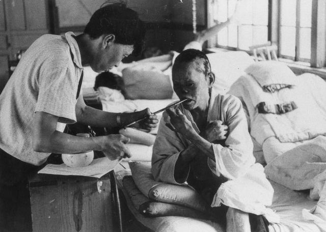 재일동포 사진작가 고 조근재 씨는 1961년 한센병 요양소에서 동포를 만난 뒤, 20년간 일본 전역의 한센병 요양소에서 이들의 모습을 카메라에 담았다. 1961년 도쿄 타마젠쇼엔에서 만난 한센인 입소자. 일본 국립한센병자료관 제공