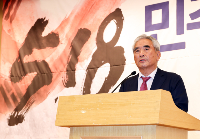 이영훈 새역사국민운동 공동대표가 13일 국회도서관 대강당에서 열린 국민의힘 이진숙 의원 주최 '5.18 민주화운동의 재조명 국회공개포럼'에서 환영사를 하고 있다. 연합뉴스