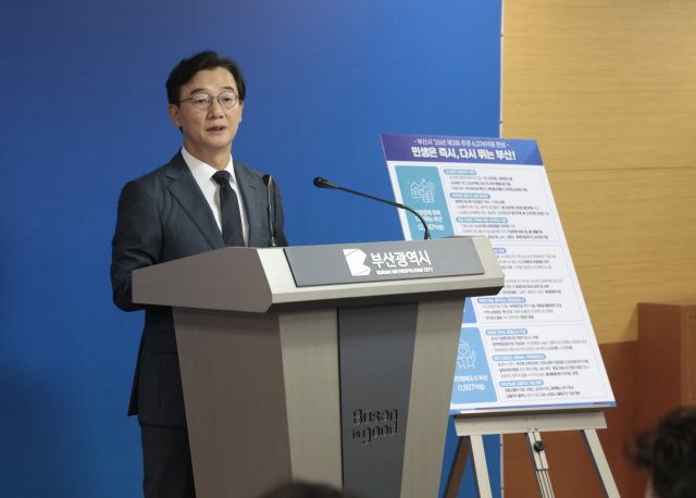 전재수 부산시장이 14일 오전 부산시청 기자실에서 6374억 원 규모의 '2026년 제3회 추가경정예산안'을 발표하고 있다. 정대현 기자 jhyun@