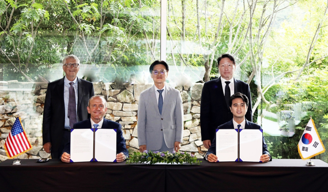 SK이노베이션 추형욱 대표이사(앞줄 오른쪽부터)와 테라파워 크리스 르베크 최고경영자가 14일 서울 종로구 선혜원에서 SMR 사업협력 주요 조건 합의서를 체결하고 SK그룹 최태원 회장(뒤줄 오른쪽부터) 김정관 산업부장관, 테라파워 빌 게이츠 이사회 의장과 함께 기념 촬영을 하고 있다. SK이노베이션 제공