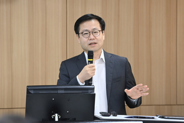 여한구 산업통상부 통상교섭본부장이 15일 전격 경질됐다. 사진은 여한구 통상교섭본부장이 지난 6월 22일 정부세종청사에서 열린 1회 통상아카데미에서 인사말을 하고 있는 모습. 연합뉴스