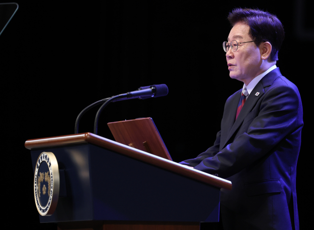 이재명 대통령이 15일 서울 종로구 세종문화회관에서 열린 제81주년 광복절 경축식에서 경축사를 하고 있다. 연합뉴스