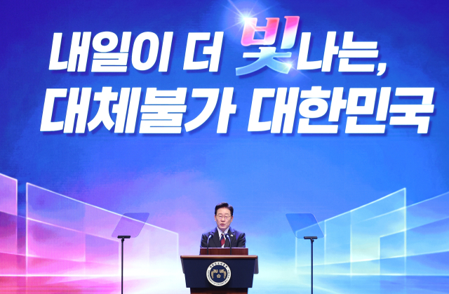 이재명 대통령이 15일 서울 종로구 세종문화회관에서 열린 제81주년 광복절 경축식에서 경축사를 하고 있다. 연합뉴스