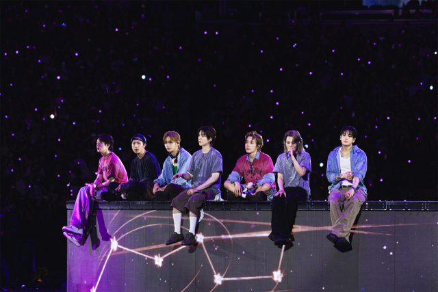 1일(현지시간) 미국 뉴저지주 메트라이프 스타디움에서 열린 BTS 아리랑 월드투어 콘서트에서 BTS가 무대를 선보이고 있다. 연합뉴스