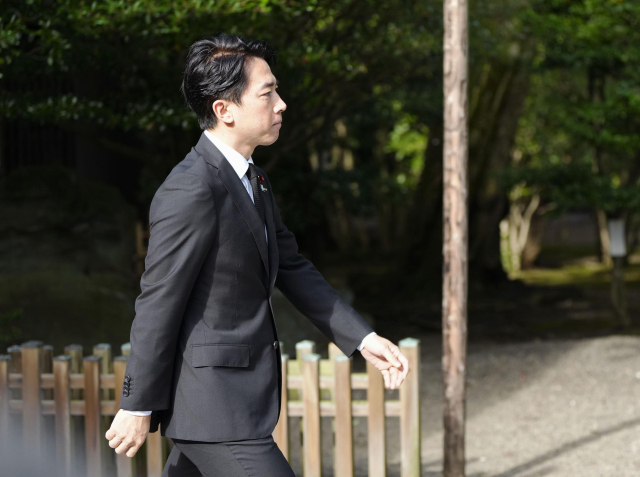 고이즈미 신지로 일본 방위상이 한국 광복절이자 일본 패전일인 15일 오전 야스쿠니 신사를 참배하고 있다. 일본 현직 각료로는 7년 연속이다. 연합뉴스