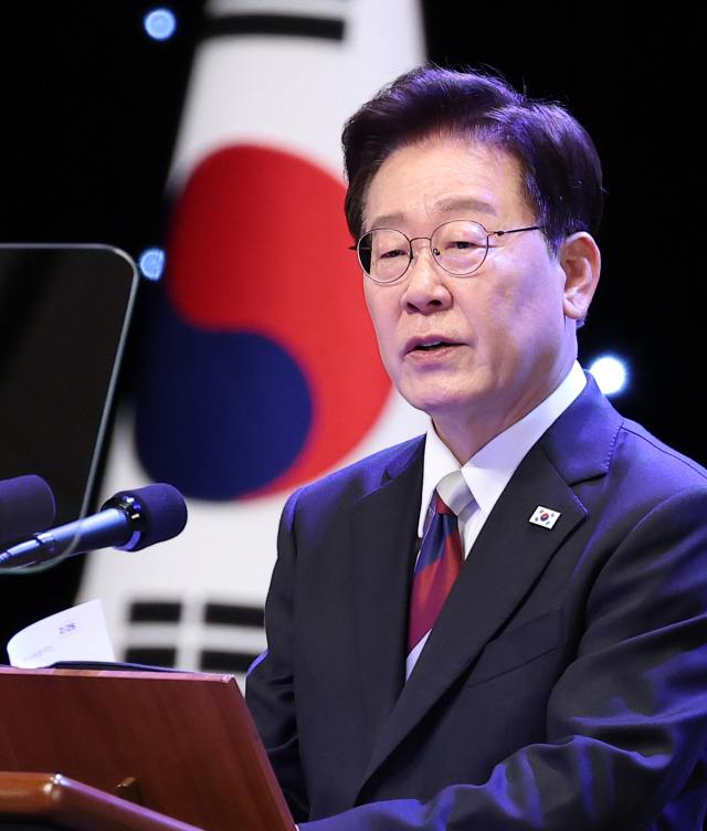 이재명 대통령이 15일 서울 종로구 세종문화회관에서 열린 제81주년 광복절 경축식에서 경축사를 하고 있다. 연합뉴스