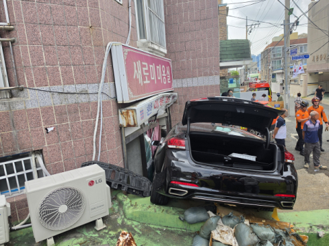 부산 북구서 승용차 미용실로 돌진… 3명 경상