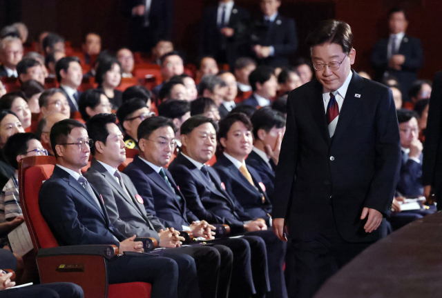 이재명 대통령이 15일 서울 종로구 세종문화회관에서 열린 제81주년 광복절 경축식에서 경축사를 마친 후 자리로 돌아가고 있다. 그 뒤로 왼쪽부터 더불어민주당 한병도 당대표 직무대행, 국민의힘 장동혁 대표, 조국혁신당 신장식 대표, 진보당 김종훈 대표, 개혁신당 이준석 대표. 연합뉴스