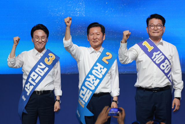 더불어민주당 김민석·정청래·송영길 당 대표 후보가 15일 전남광주 나주시 나주종합스포츠파크 다목적체육관에서 열린 민주당 대표·최고위원 전남광주 합동연설회에 참석해 기념 촬영하고 있다. 연합뉴스