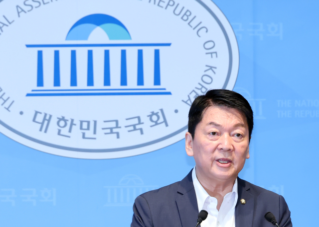 국민의힘 안철수 의원이 12일 국회 소통관에서 당의 조직강화특위 쇄신과 관련한 입장을 밝히고 있다. 연합뉴스