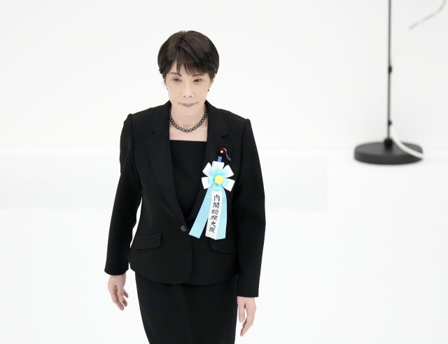 다카이치 사나에 일본 총리가 한국 광복절이자 일본 패전일인 지난 15일 열린 전몰자 추도식에 참석했다. 그는 야스쿠니 신사는 참배하지 않았지만, 전몰자 추도사에서 과거 일제 피해에 대한 반성을 언급하지 않으며 다소 우경화된 행보를 보였다. 연합뉴스