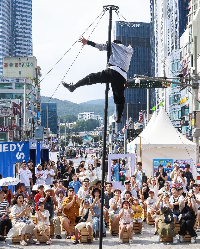 지난해 열린 부산국제코미디페스티벌의 거리 공연 모습. 부산일보DB