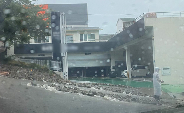 17일 오전 경남 거제시 옥포동 한 도로에 호우로 토사와 돌이 흘러내려 도로 위에 쌓여 있다. 연합뉴스
