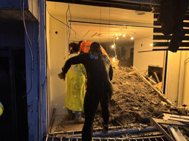 17일 오전 경남 거제시 옥포동 한 아파트 1층이 산사태로 매몰돼 소방대원 등이 구조 활동을 벌이고 있다. 경남소방본부 제공