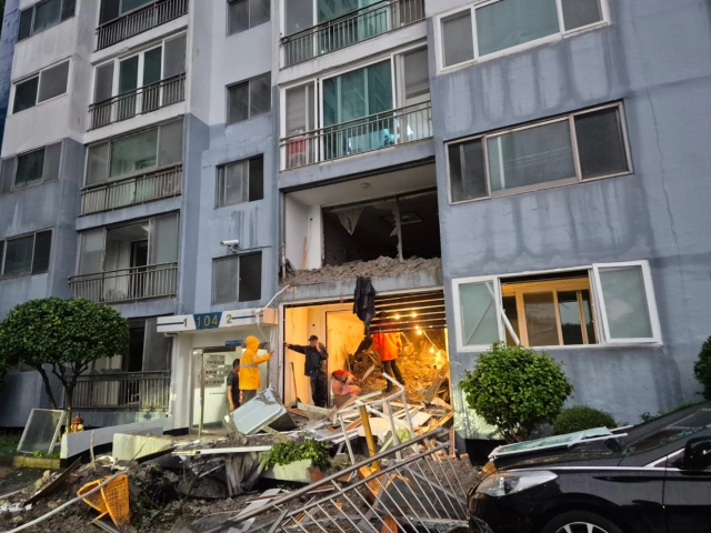 17일 오전 4시 42분 옥포동 한 아파트와 인접한 야산에서 유실된 흙더미가 1~2층 세대를 덮쳐 1명이 숨졌다. 독자 제공