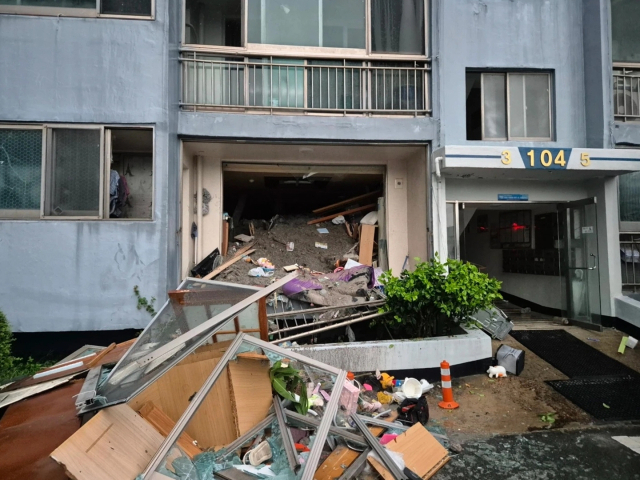 17일 오전 4시 42분 옥포동 한 아파트와 인접한 야산에서 유실된 흙더미가 1~2층 세대를 덮쳐 1명이 숨졌다. 독자 제공