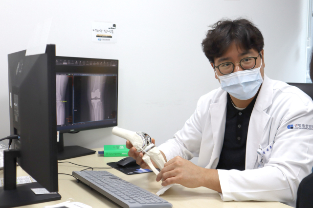 센텀종합병원 관절센터 박재홍 과장은 “인공관절 수술을 결정하는 데 있어 환자의 불편함이 판단 기준이 된다”며 “수술 여부는 보호자가 아닌 환자의 뜻이 가장 중요하다”고 강조했다. 센텀종합병원 제공