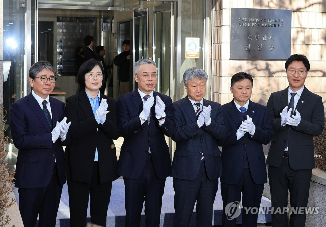권창영 특별검사가 지난 2월 25일 과천 특검 사무실 현판식에서 기념촬영하고 있다. 연합뉴스