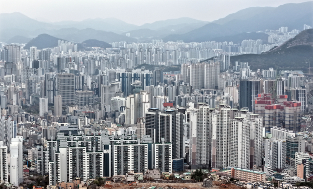 공사비 증가에 따른 고분양가와 부동산 시장 침체 등으로 부산 지역에서 청약통장의 인기가 시들해지고 있다. 부산 부산진구와 연제구 일대 전경. 정종회 기자 jjh@