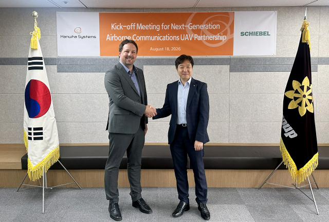 한화시스템이 18일 오스트리아 무인기 전문기업 쉬벨과과 차세대 공중 통신용 무인항공기 협업 관련 킥오프 미팅을 가졌다. 오른쪽부터 장보섭 한화시스템 C5ISR사업센터장, 마이클 쉴러 쉬벨 함탑재서북도서 사업총괄 PM 겸 쉬벨 코리아 지사장. 한화시스템 제공