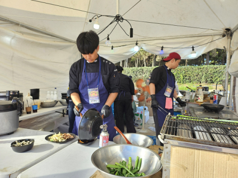 영산대 K-Food조리전공 재학생들이 지난 11일 ‘제30회 부산바다축제’에 참가해 ‘청춘포차’를 운영하고 있다. 영산대 제공