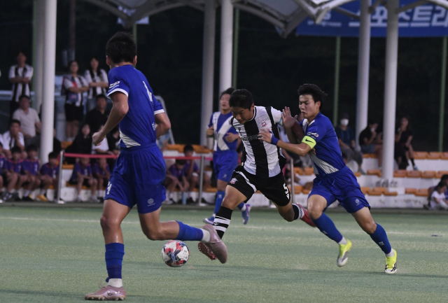 경남 고성FC가 지난 14일 고성스포츠파크 2구장에서 열린 제63회 청룡기 전국 중학교 축구대회 준결승전에서 경기FCKHT일동을 1-0으로 꺾고 결승전에 진출했다. 고성FC 고윤우(가운데)가 드리블하고 있는 모습. 부산시축구협회 제공