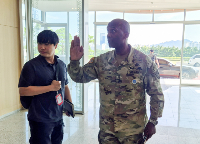 제이비어 브런슨 주한미군사령관이 18일 서울 용산구 국방부 청사를 방문한 뒤 떠나고 있다. 연합뉴스