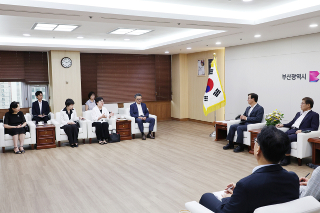 18일 오전 부산시청 의전실에서 전재수 부산시장과 김좌관 국가물관리위원회장, 환경단체 관계자들이 만나 낙동강 물 문제 해법을 논의했다. 부산시 제공
