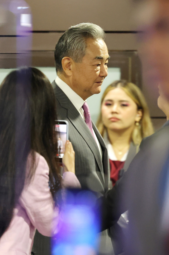 왕이 중국공산당 중앙외사판공실 주임(외교부장 겸임)이 지난달 22일 필리핀 마닐라 필리핀국제컨벤션센터(PICC)에서 열린 아세안관련 외교장관회의에 참석해 이동하고 있다. 연합뉴스
