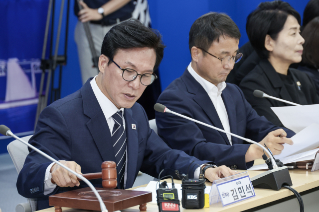 김민석 더불어민주당 대표가 19일 부산 동구 부산시당에서 열린 현장 최고위원회 회의에 참석해 의사봉을 두드리고 있다. 이원준 기자 lwj@