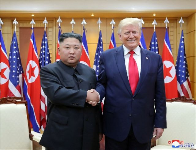 김정은 북한 국무위원장과 도널드 트럼프 미국 대통령이 2019년 6월 30일 판문점에서 만났다. 사진은 조선중앙통신이 홈페이지에 공개한 것으로 판문점 남측 자유의집 VIP실에서 악수하는 북미 정상의 모습. 연합뉴스