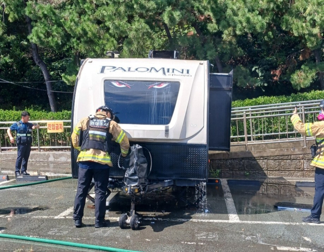 19일 오전 9시 55분께 서구 암남공원 공영주차장에 주차된 캠핑 카라반에서 불이 나 소방이 이를 진압했다. 부산소방재난본부 제공
