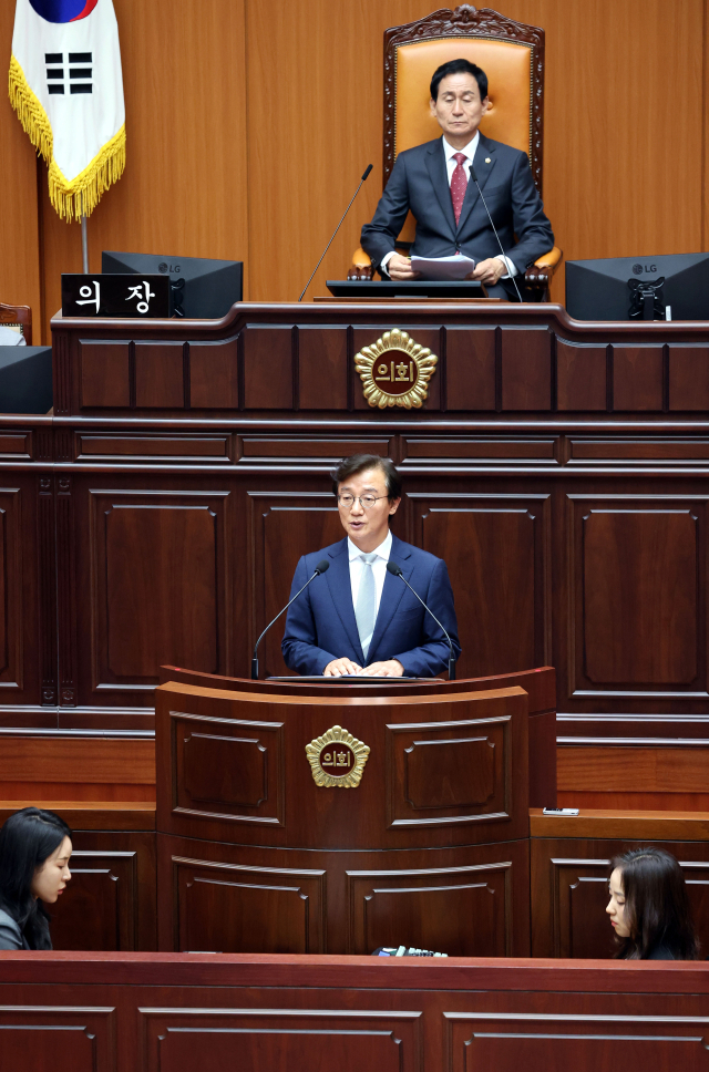 지난달 6일 부산시의회 본회의장에서 열린 제10대 부산시의회 개원식에서 전재수 부산시장이 개원 축사를 하고 있다. 정종회 기자 jjh@
