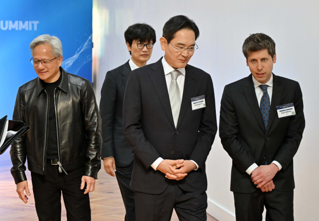 샘 올트먼 오픈AI 최고경영자(오른쪽부터), 이재용 삼성전자 회장, 이해진 네이버 이사회 의장, 젠슨 황 엔비디아 최고경영자가 지난달 24일(현지시각) 미국 샌프란시스코 더 미드웨이에서 열린 샌프란시스코 AI서밋에 입장하고 있다. 연합뉴스