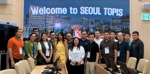 지난 12일 ‘중앙아시아 디지털 전환 및 협력을 위한 역량강화 연수(2025~2027)’ 2차년도 과정에 참여한 중앙아시아 5개국 연수생들이 서울교통정보센터를 방문해 기념사진을 촬영하고 있다. 코이카 제공