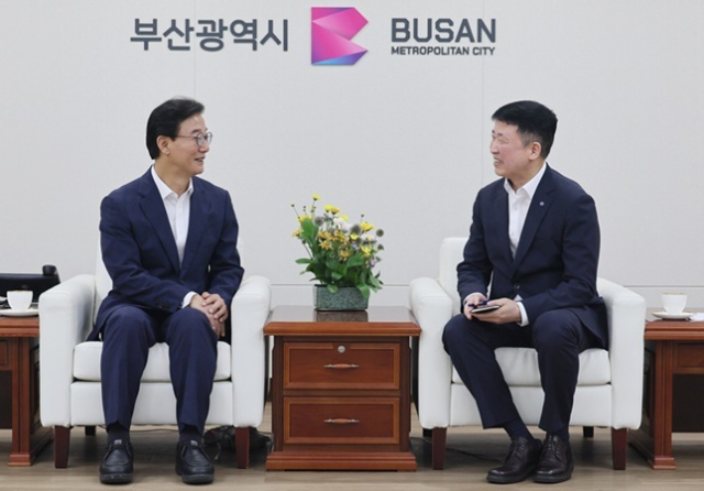 전재수 부산시장은 21일 오전 시청에서 이윤상 가덕도신공항건설공단 이사장을 만나 가덕도신공항 건설사업의 성공적인 추진을 위한 주요 현안을 논의했다.