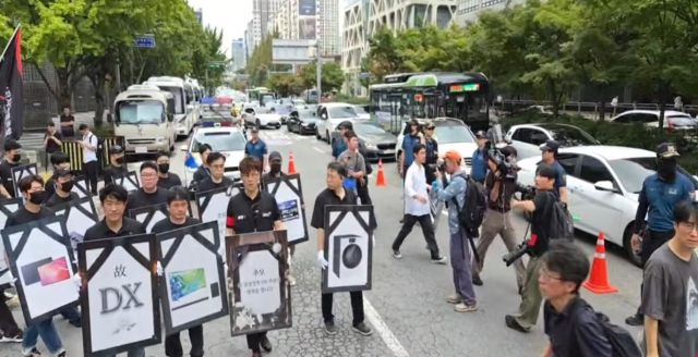 경영 위기 속에 퇴근길 도로 점거한 삼성전자 노조…시민들 눈총