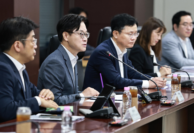 김정관 산업통상부 장관이 지난 1일 서울 종로구 한국무역보험공사 대회의실에서 열린 철강업계 긴급 간담회에서 발언하고 있다. 산업부 제공