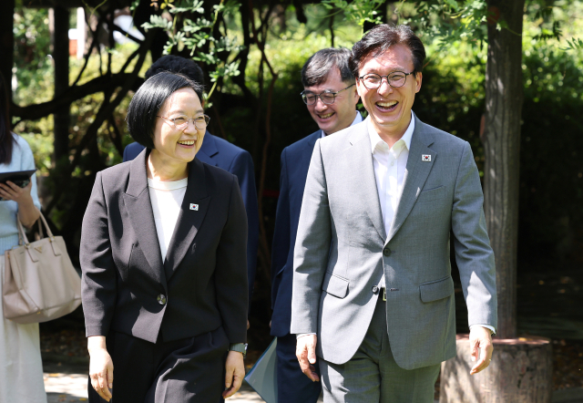 한성숙 국무총리(왼쪽)와 더불어민주당 김민석 당 대표가 23일 서울 종로구 삼청동 총리공관에서 열린 고위당정협의회에 참석하고 있다. 연합뉴스