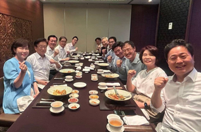 김상욱 울산시장과 더불어민주당 의원 11명 등이 지난 21일 서울 여의도 한 식당에서 회동을 하고 있다. 홍기원 민주당 의원 SNS 캡처