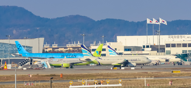 부산 김해국제공항 활주로에 항공기가 이동하고 있다. 김종진 기자 kjj1761@