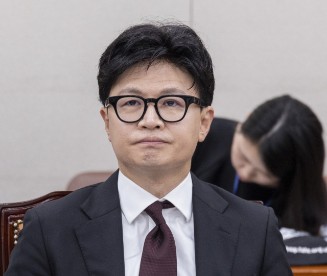 무소속 한동훈 의원이 19일 국회에서 열린 외교통일위원회 전체 회의에 참석해 동료 의원 발언을 듣고 있다. 연합뉴스