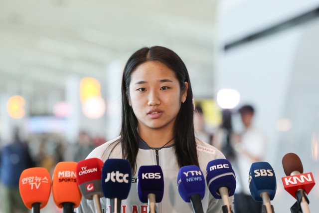 배드민턴 여자 단식 안세영이 세계선수권대회 출전을 위해 14일 인천국제공항을 통해 출국하며 취재진 질문에 답하고 있다. 연합뉴스