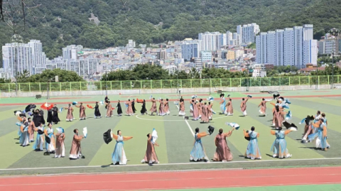부산과학기술대 아리랑무용단(학과장 이도경교수, 지도교수 정유진교수). 부산과학기술대 제공